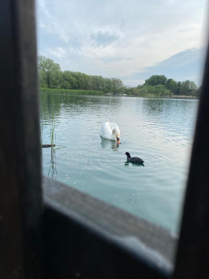 Lodge On The Lake At Lakeside Holiday Park Чичестър Екстериор снимка