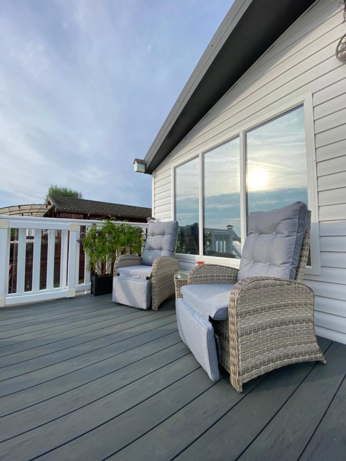 Lodge On The Lake At Lakeside Holiday Park Чичестър Екстериор снимка