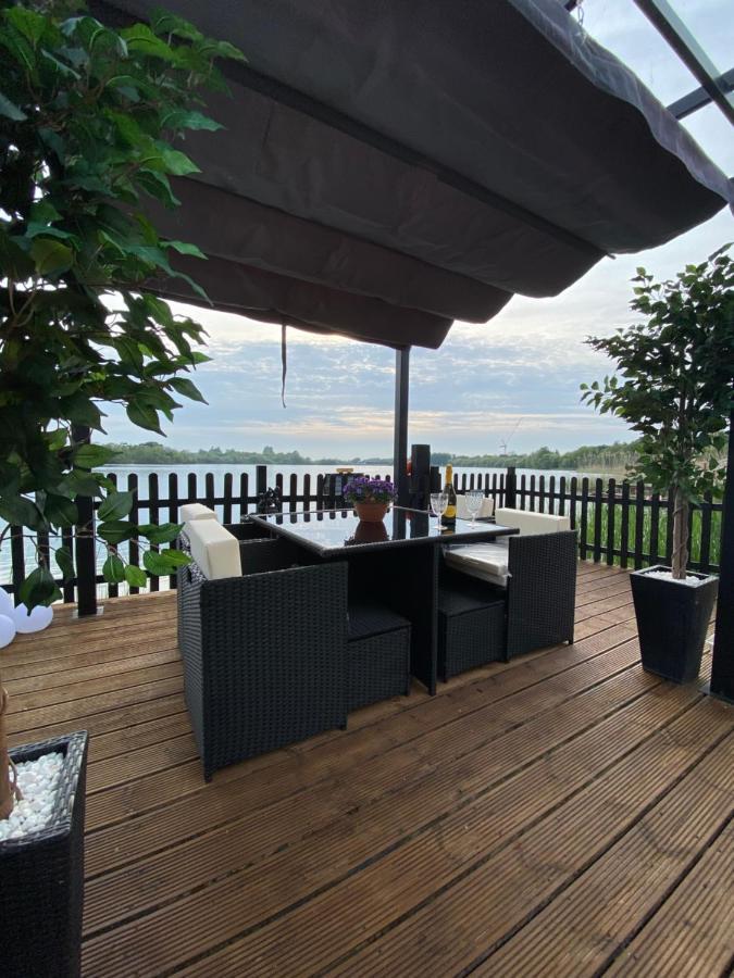 Lodge On The Lake At Lakeside Holiday Park Чичестър Екстериор снимка