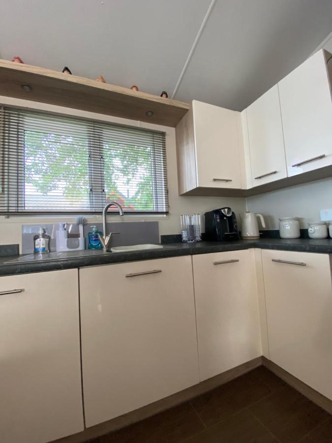 Lodge On The Lake At Lakeside Holiday Park Чичестър Екстериор снимка