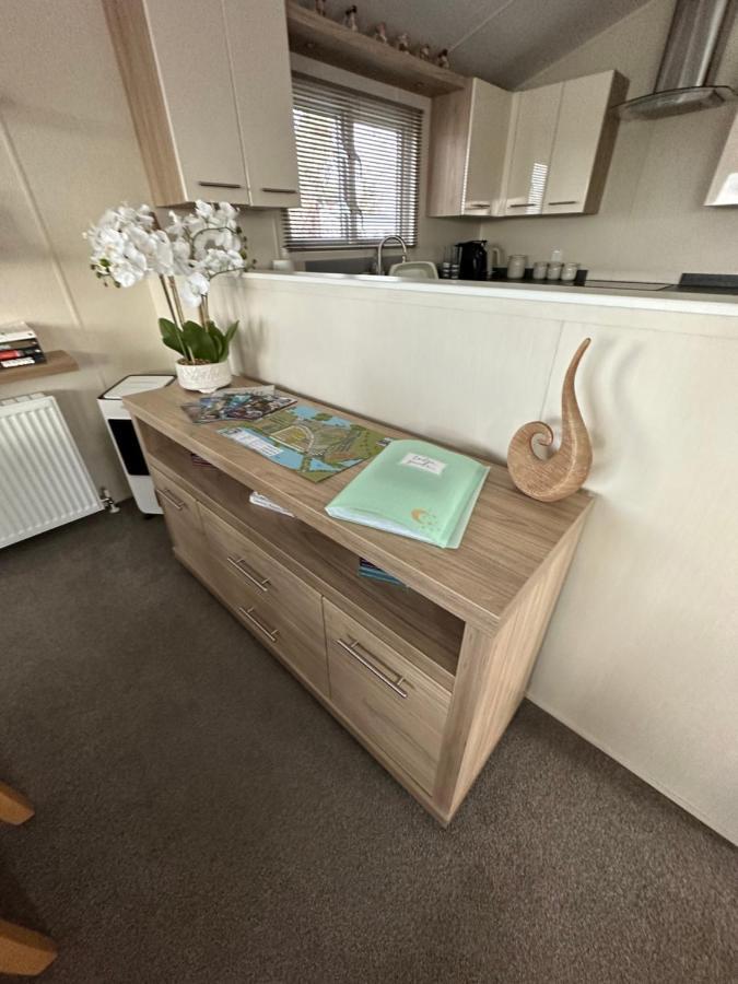 Lodge On The Lake At Lakeside Holiday Park Чичестър Екстериор снимка