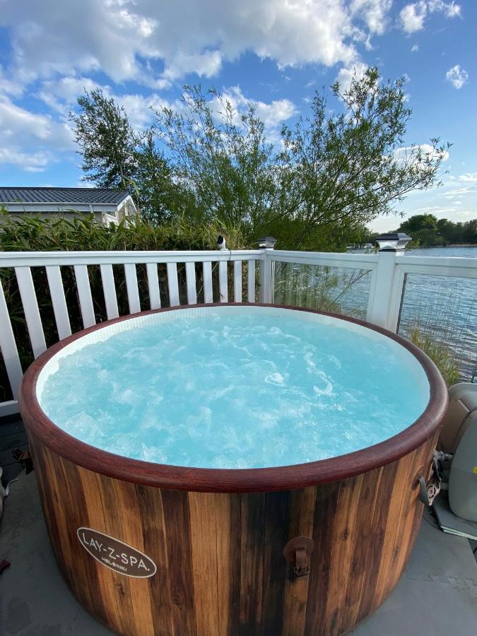 Lodge On The Lake At Lakeside Holiday Park Чичестър Екстериор снимка